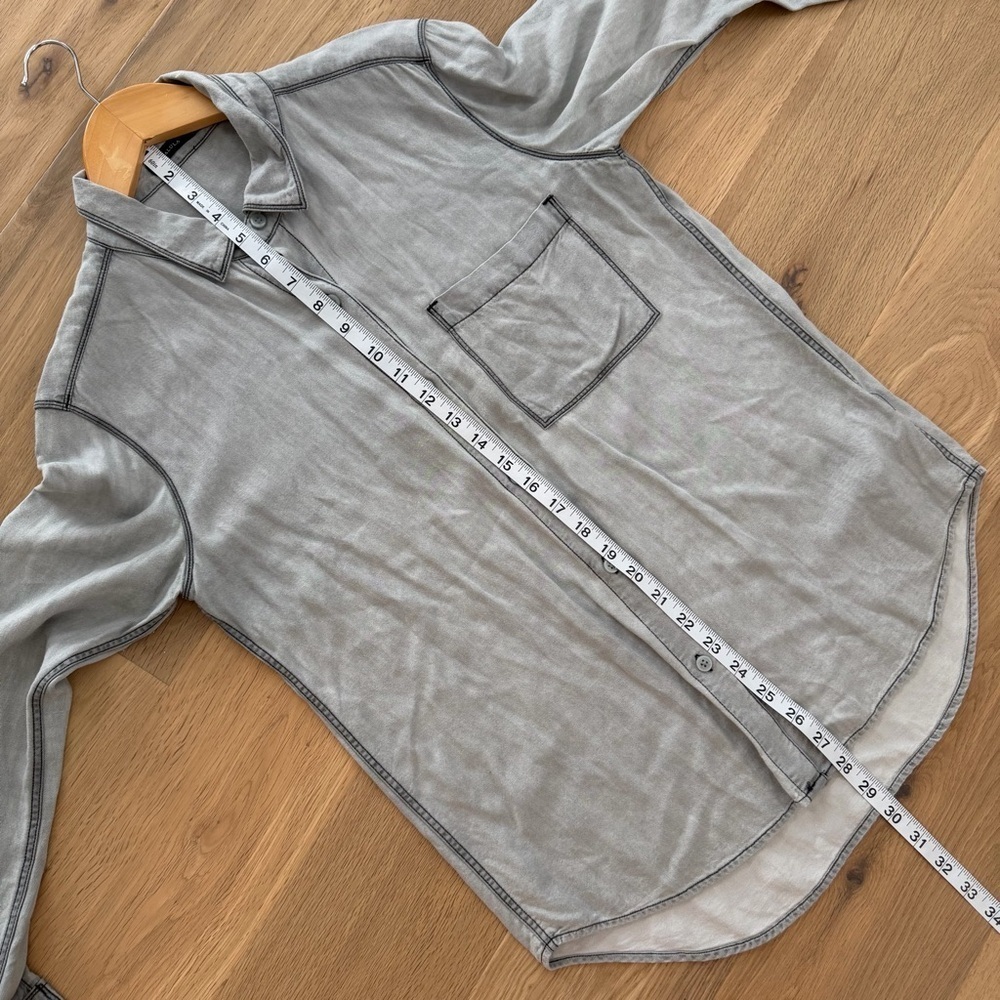 Aritzia Talula Gray Button-Down Shirt – 100% Rayon Soft Long Sleeve Size small - Picture 9 of 9